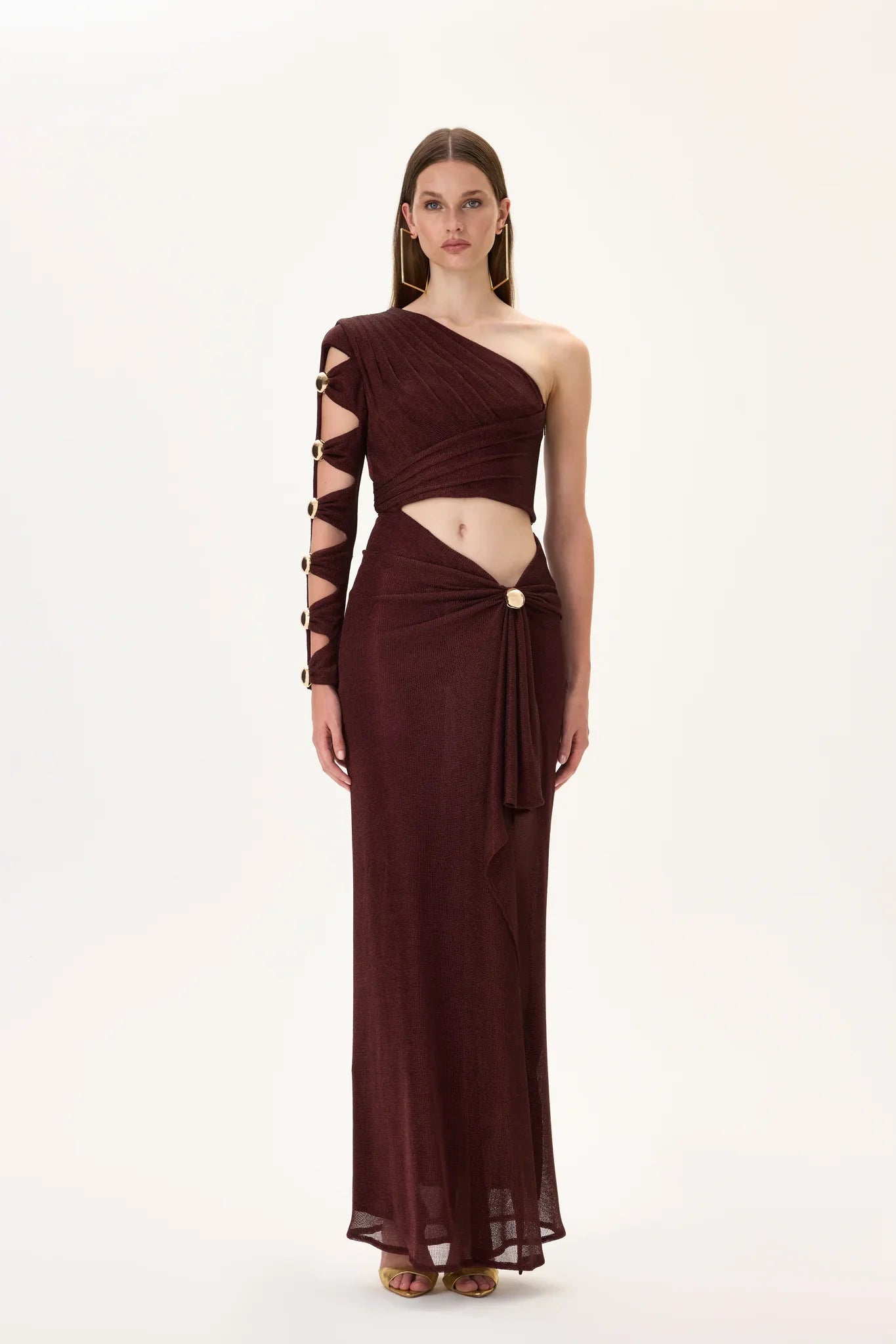 SS26-D-1021-34 raisa_vanessa knitted-burgundy-one-sleeved-draped-midi-dress-with-side-slit-and-gold-accessories