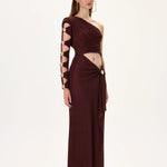 SS26-D-1021-36 raisa_vanessa knitted-burgundy-one-sleeved-draped-midi-dress-with-side-slit-and-gold-accessories