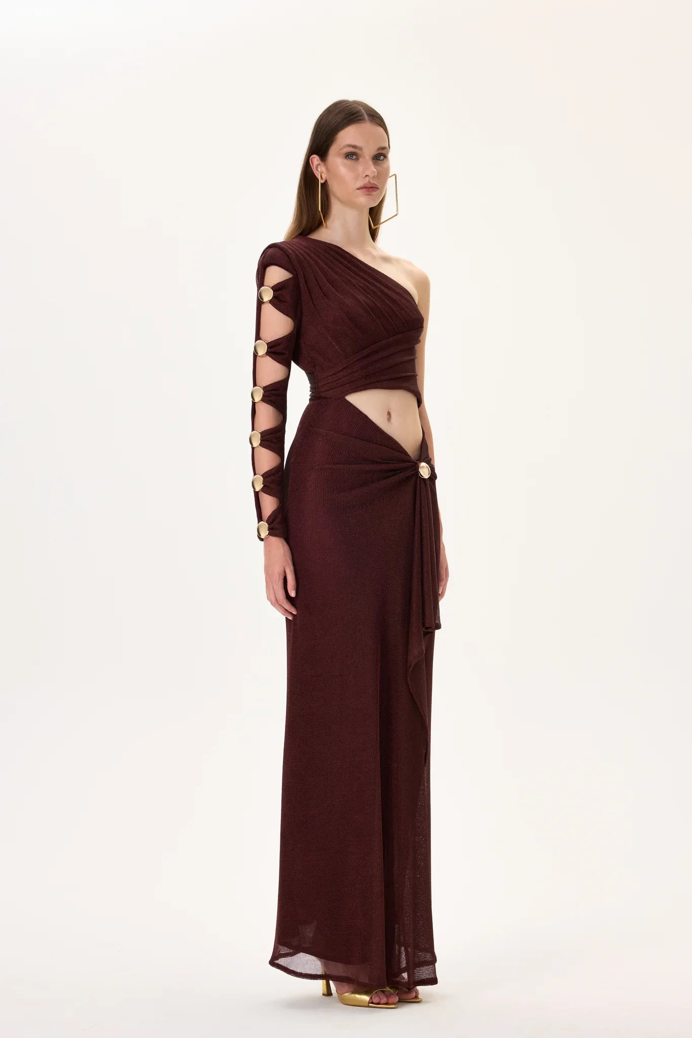 SS26-D-1021-36 raisa_vanessa knitted-burgundy-one-sleeved-draped-midi-dress-with-side-slit-and-gold-accessories