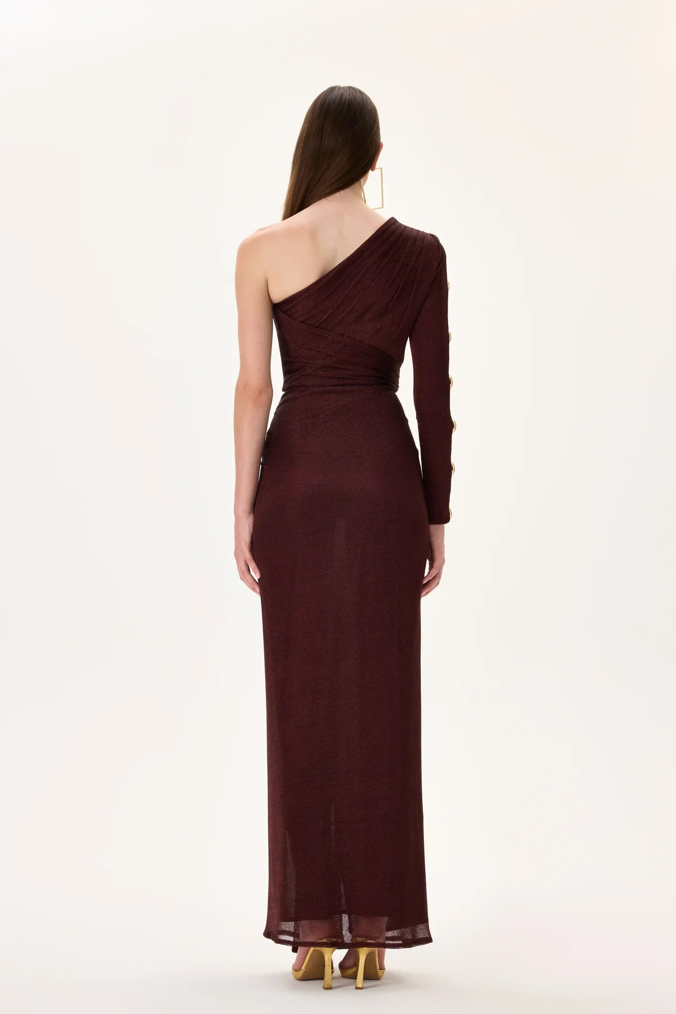 SS26-D-1021-38 raisa_vanessa knitted-burgundy-one-sleeved-draped-midi-dress-with-side-slit-and-gold-accessories