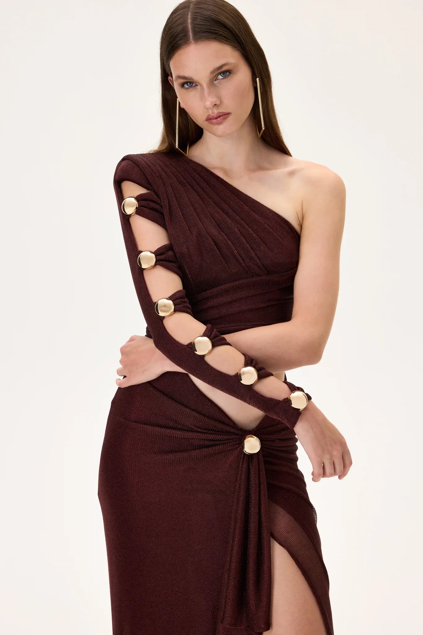 SS26-D-1021-40 raisa_vanessa knitted-burgundy-one-sleeved-draped-midi-dress-with-side-slit-and-gold-accessories