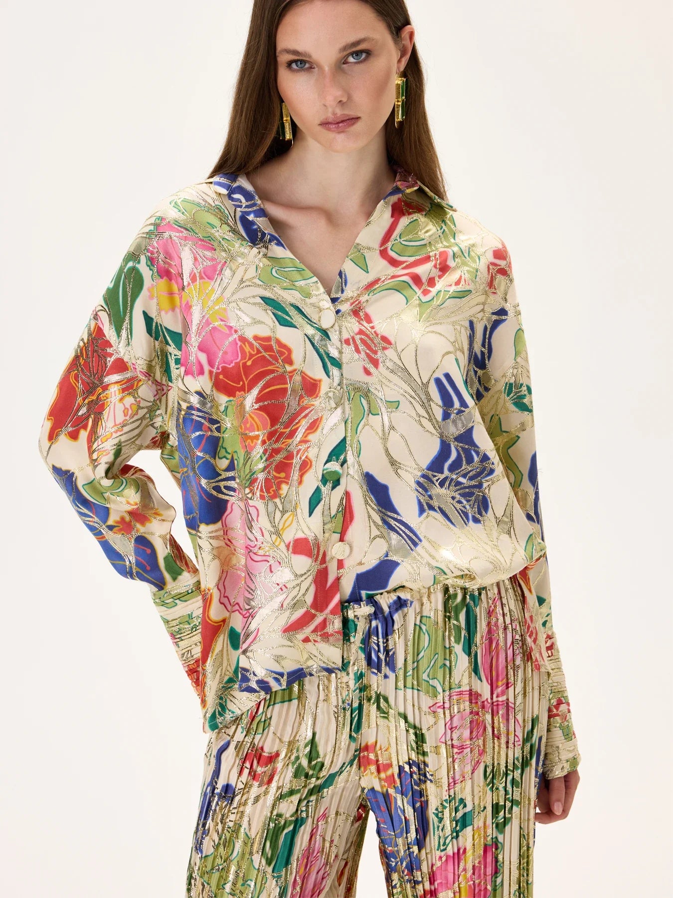 SS26-T-1020-4-40 raisa_vanessa cru-viscone-multi-color-flower-printed-shirt-with-gold-foil-accents